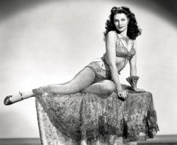 sala66:  Yvonne de Carlo en “Salomé la embrujadora”, 1945