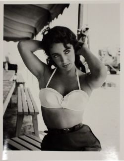 theniftyfifties: Elizabeth Taylor on the set of ‘Giant’,