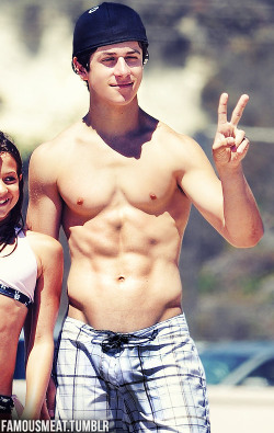 famousmeat:  Shirtless David Henrie bulges at the beach