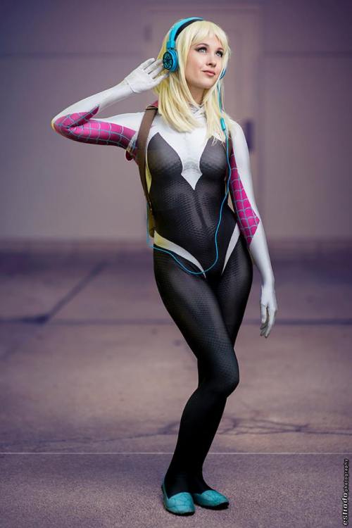 demonsee:    Sarah Hendo as Spider-Gwen   