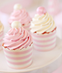 t-okimeki:  (Strawberry Cupcakes With Vanilla and Strawberry