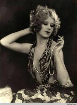 vampsandflappers:  Vintage burlesque dancer and actress Faith