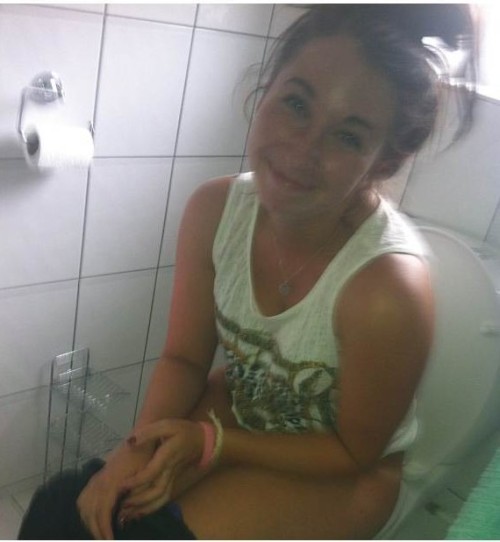 1nobodyknowsme1:  dimitrivegas:  On the toilet pooping      (via TumbleOn)