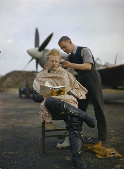 beatonna:  historicaltimes:  An Royal Air Force pilot getting