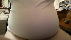 curvyselflove: Photos of my 226.9 lbs belly while editing a video