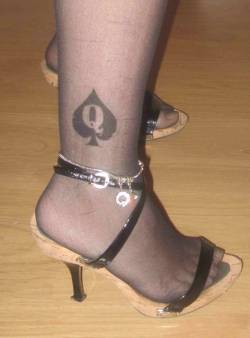 queenofspadestattoos:  She’s proud of her Queen of Spades anklet