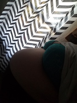 preggoissexy: Taking a break from doing laundry on this lovely