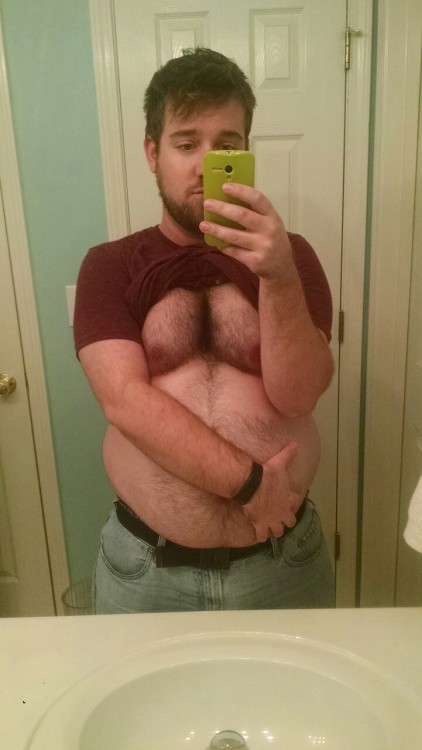 dronemeapancake:  chubber-doge:  Starting to really show….  X///3  Oh yeah… It does ;) Looking good man:) 