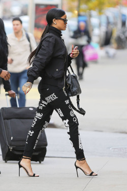 hellyeahrihannafenty:  Rihanna out and about in NY 