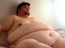 mikebigbear:  superchubby:  14-2-133  Thats one guy Iâ€™d love to explore  Omg I want to be all over that belly&hellip; Upper and lower segments make me murrr