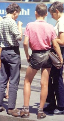 jacques-yvan:  I love thesre short leatherhosenÂ  