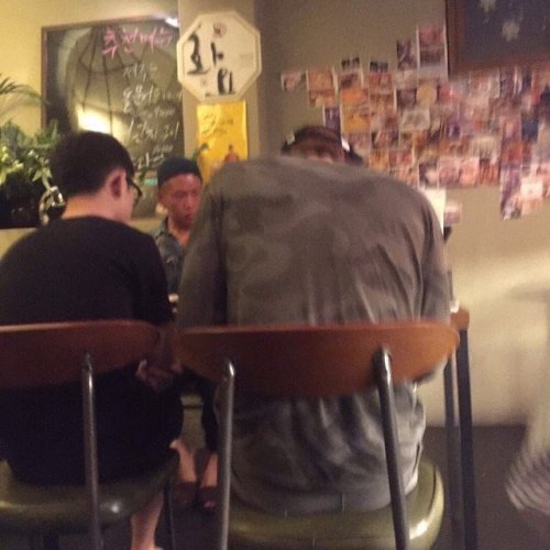 glorious-soobooty:  Smol and toll (look at those shoulders!!!) [x]