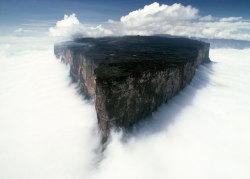  20 places that don’t look real (part 2)11.Mount Roraima-Venezuela12.Naico