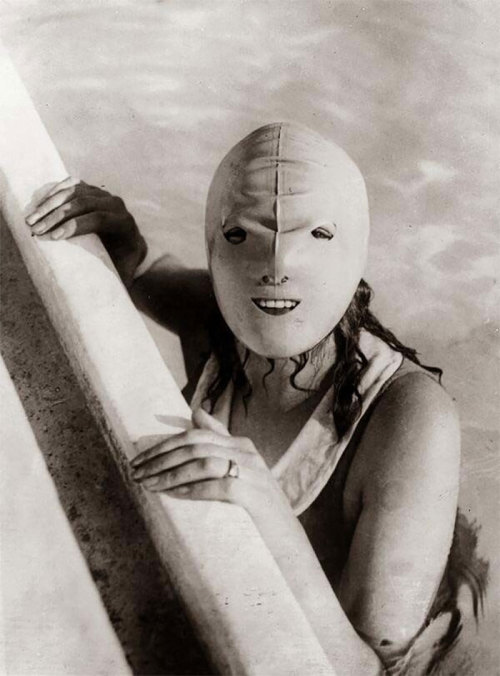 A Full-Faced Swimming Mask Helped Protect Women’s Skin From