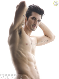 20besosparacenar:  adrian armas 