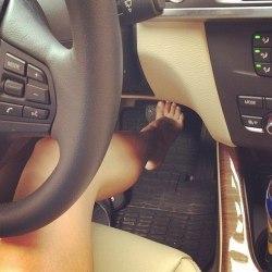 pinacake:  Driving barefoot >