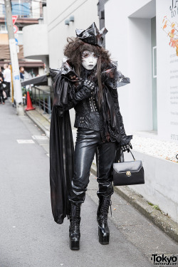 tokyo-fashion:  Japanese shironuri artist Minori wearing a dark