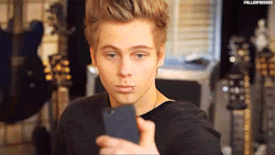 fallenfor5sos:   (x)  