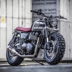 One beastly Triumph T100 built by @downandoutcaferacers. Found