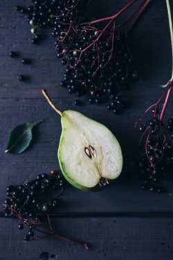 sweetoothgirl:  POACHED PEARS IN ELDERBERRY JUICE WITH HOMEMADE