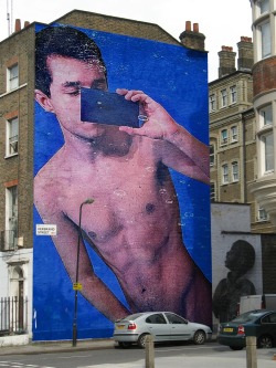 parvo:Street art in London“Young Man Taking Nudes in the Ocean,