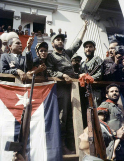 fuldagap:  Fidel Castro greets a crowd that assembled after the