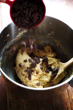 sweetoothgirl:    Deep Dish Chocolate Chip Cookie with Caramel