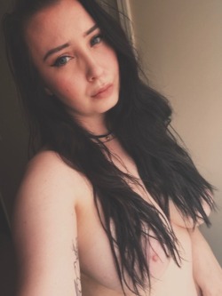 tequilasunburn:Selfie with a subtle nipple