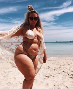 pattmcphatt:  Beautifully stunning women 😍 curves dimples