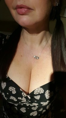 Spray your hot cum on my tits…I want a pearl necklace