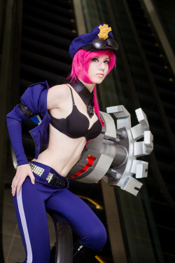 league-of-legends-sexy-girls:Vi Cosplay