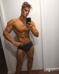 super-youngandstrong:The alluring Carlton Loth