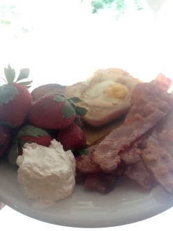 Day off work. Slept in, made myself a yummy breakfast and now it&rsquo;s time to eat and watch some Homeland. :)   &hellip;.and yes, that&rsquo;s syrup on my bacon. ðŸ´