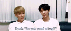 chained-up-taekwoon:Leo is trying to protect himself from Hyuk’s…hug! 