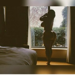 londonandrews:Late night feels…. #silouette #bootylight  (at