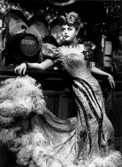 lamorchemoveilsoleelaltrestelle:  Angela Lansbury in The Harvey