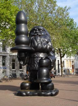 toasterlock:  the-doors-are-closed:  A real statue in Holland.