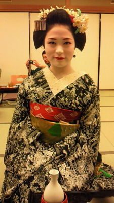 geisha-licious:  Katsuyakko and Takahina at ozashiki (SOURCE)