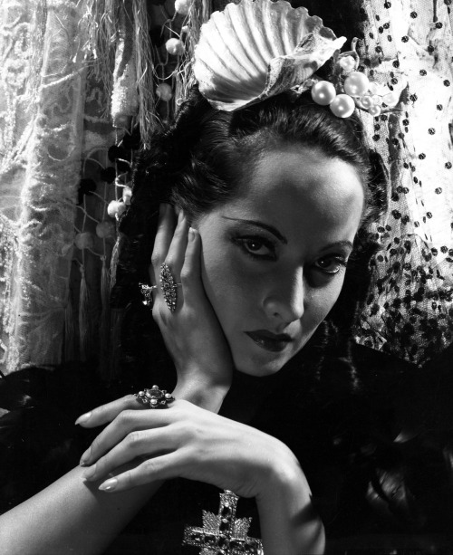 mxavsoi: Merle Oberon wearing a pearl headdress designed by Cecil