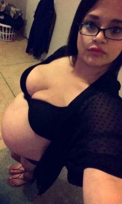 lovemesomepregnantbitchez:  Sometime she can look a little serious