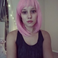 GoddessViolet showing off light pink hair