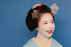 okiya:  Maiko Ryouka, Gion Higashi (via 舞妓の日・祇園東「涼香」さん｜ゆうちゃんの『きょう散歩』)