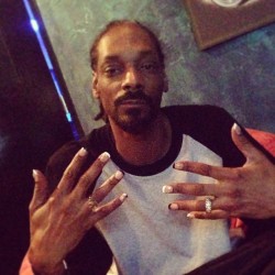 famousblackcelebs:  Snoop Dogg gets his nails done by Los Angeles