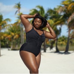 bigbeautifulblackgirls:  IG @yve_plus   See what is new in #PlusSizeFashion