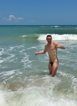 men-naked:  Reblog from riverslover, 43k+ posts, 20.9 daily.
