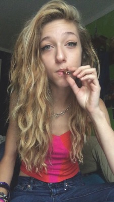 psychedelic-freak-out:  Smokin a blunt to start this rainy Tuesday