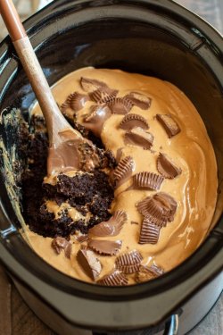 foodffs:  SLOW COOKER PEANUT BUTTER CHOCOLATE CAKEFollow for