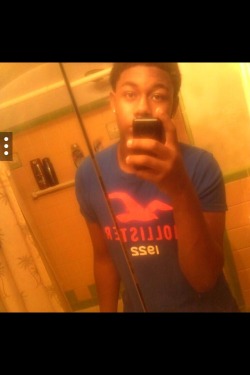 neverkissandtellmuahh:  Kik his lying ass @ SkepAssRytchus 