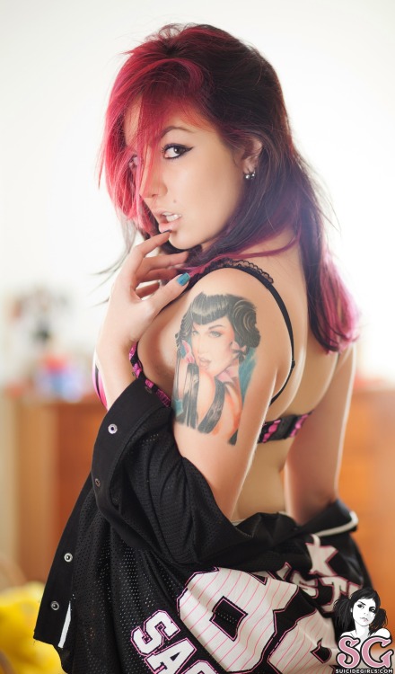 REDSNOW (Italy) - Untitled -Â SuicideGirls.comShe completely bewitched me( I have to admit she represents the type of  girl who always attracted me the first time) since the first photo of  her debut set titled â€¦ â€œUntitledâ€ (photographied by Alessio