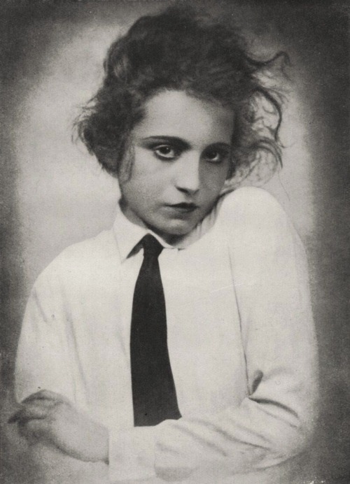 Elisabeth Bergnerhttps://painted-face.com/